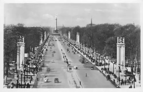 AK - Berlin Ost West Achse mit Siegessäule im Festschmuck