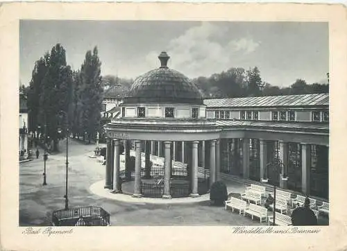 AK, Bad Pyrmont - Wandelhalle und Brunnen