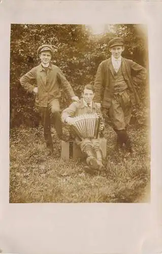 AK - Foto 3 junge Männer mit Akkordeon nicht versandt