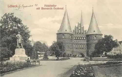AK - Lübeck Holstentor mit Bismarck- Denkmal versandt 1908