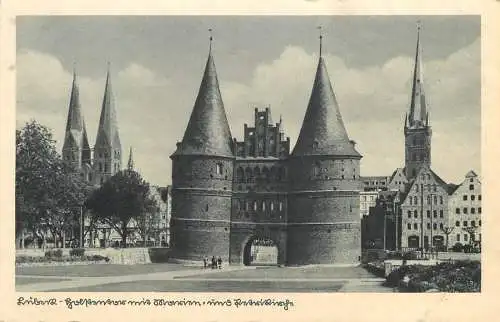 AK - Lübeck - Holstentor mit St. Marien und Petrikirche