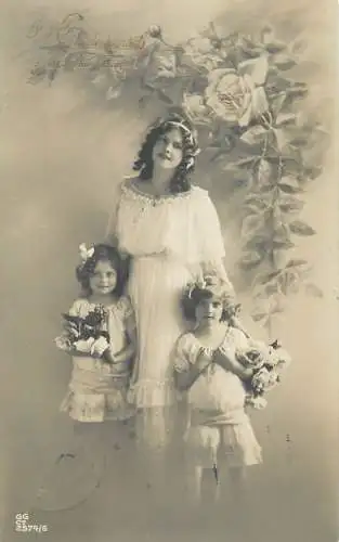 AK - Frau und Kinder mit Blumenmotiven Glückwünsche