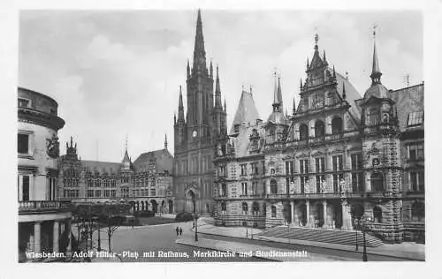 AK - Wiesbaden Adol Hitler Platz mit Rathaus Marktkirche