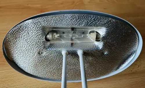 Vintage - ovale Tischlampe, Metall, weiß, Hallogenleuchtmittel