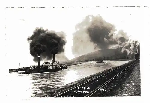 [Echtfotokarte schwarz/weiß] Foto-AK-Postkarte- PORTILE DE FIER - RUMÄNIEN - SERBIEN - Das Eiserne Tor - Donau Dampfer-Dampfschiff - Dampf-Lokomotive -Eisenbahn. 