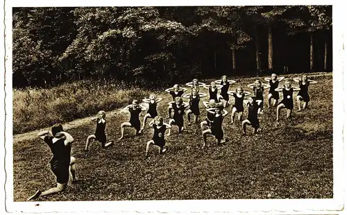 [Ansichtskarte] Kinder-Erholungsheim Neckarsteinach - Junge Mädchen beim Sport in der Natur / Ertüchtigung / Turnen / Fitness. 