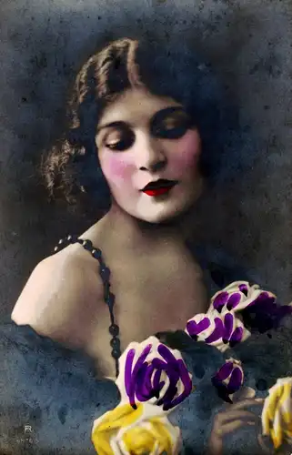 [Ansichtskarte] AK-Postkarte-antik 20er/30er Jahre - s/w handcoloriert - junge Frau mit Blumen - Schönheit - Erotik - Mädchen - Dame - nackte Schultern - RPH 6876/5. 