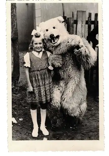 [Echtfotokarte schwarz/weiß] AK Mädchen mit Zöpfen neben Bärenkostüm, 1940er Jahre, skurril / bizarr. S/W Ansichtskarte / Postkarte. Ungelaufen. 