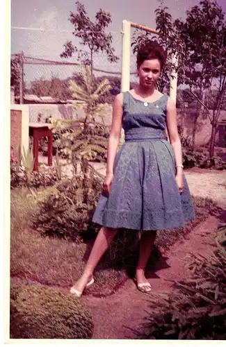 Foto / Farbfotografie hübsche junge Frau / Mädchen in Petticoat Kleid, tolle Figur, 50er Jahre, Fifties, 50s, Rockabilly, 1950