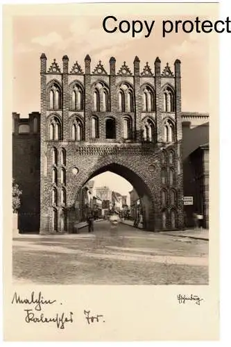 [Echtfotokarte schwarz/weiß] Malchin   Kalensches Tor  1934              Signatur : Eschenburg. 