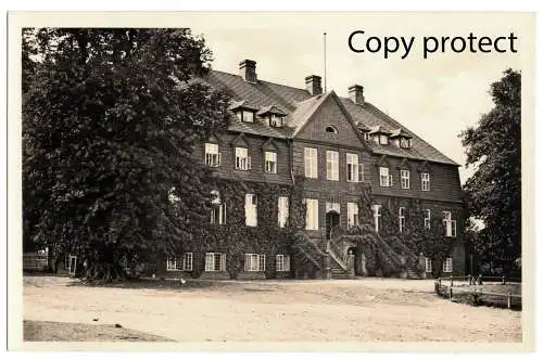 [Echtfotokarte schwarz/weiß] Gutshaus Alt Schwerin, fotografiert von Karl Eschenburg /
Post Karow/Mecklenburg. 