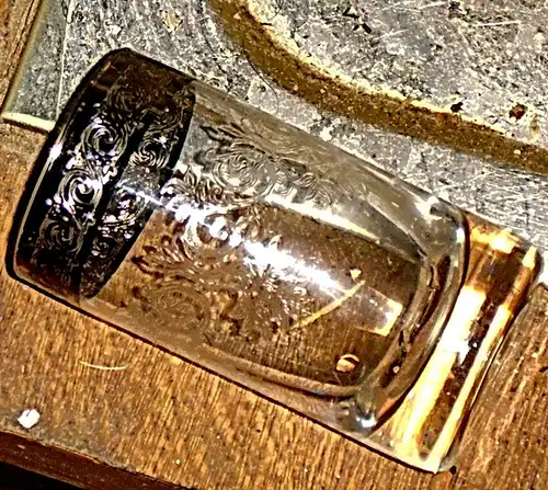 altes kleines glas mit platin rand
