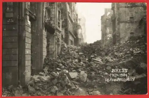 [Ansichtskarte] Frankreich (France) Finistère - Brest : Die Straße Jean Macé nach dem Bombenangriff im Dezember 1944 /
Rue Jean Macé après le bombardement de décembre 1944 /
Street Jean Macé after the bombing of December 1944. 