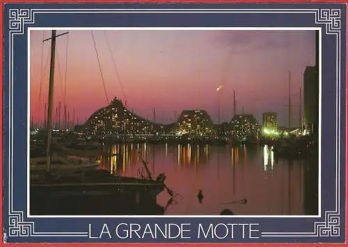 [Ansichtskarte] France - Hérault ( 34 ) La Grande-Motte : Le Port de plaisance by night /
Frankreich : Der Yachthafen. 