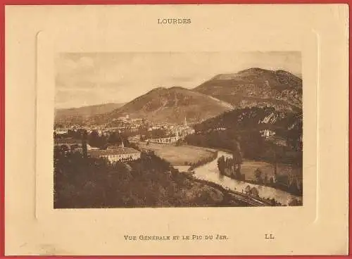 [Ansichtskarte] France - Hautes-Pyrénées (65) Lourdes : Vue générale et le Pic du Jer /
Frankreich. 