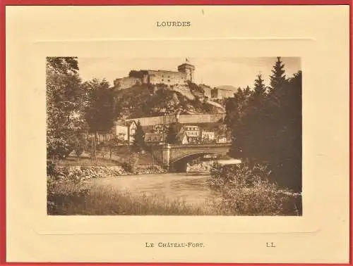 [Ansichtskarte] France - Hautes-Pyrénées (65) Lourdes : Le Château-Fort /
Frankreich : Schloss. 