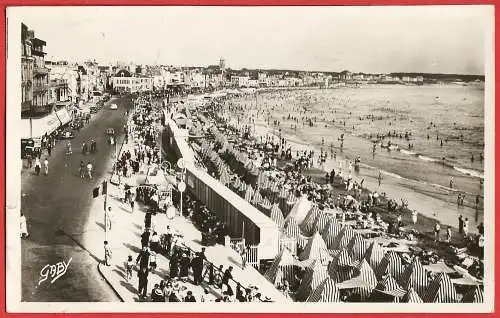 [Ansichtskarte] France - Vendée ( 85 ) Les Sables d Olonne : Le Remblai et la Plage  /
Frankreich : Der Strand. 