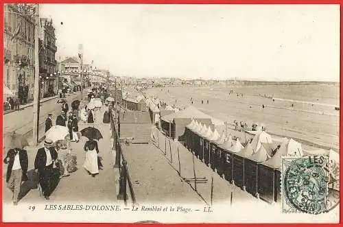 [Ansichtskarte] France - Vendée ( 85 ) Les Sables d Olonne : Le Remblai et la Plage  /
Frankreich : Der Strand. 