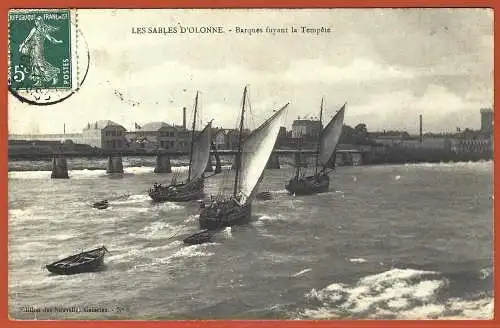 [Ansichtskarte] France - Vendée ( 85 ) Les Sables d Olonne : Barques fuyant la tempête /
Frankreich : Boote, die vor dem Sturm fliehen. 