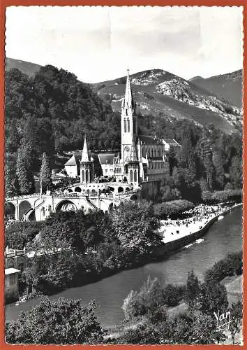 [Ansichtskarte] France - Hautes-Pyrénées ( 65 ) Lourdes :  la Basilique et le Gave. 