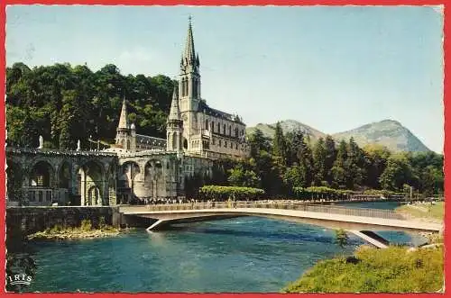 [Ansichtskarte] France - Hautes-Pyrénées ( 65 ) Lourdes :  la Basilique et le Gave. 