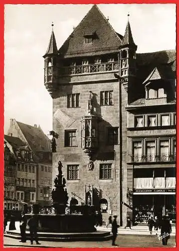 [Ansichtskarte] Deutschland - Nürnberg : Nassauerhaus und Tugendbrunnen. 