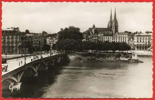 [Ansichtskarte] Frankreich - Pyrénées-Atlantiques (64) Die Kathedrale und die Brücke über den Adour. 