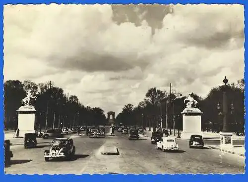 [Ansichtskarte] Frankreich - Paris ( 75 ) Autos auf den Champs-Elysées, nach dem Krieg. 