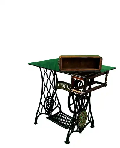 Tisch mit Rauchglas Platte, Unterbau Jacobi Nähmaschinengestell