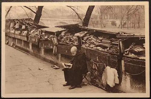 [Echtfotokarte schwarz/weiß] Ein Buchhändler auf dem Voltaire-Kai in Paris. 