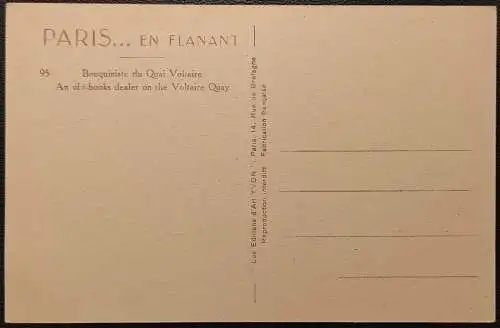 [Echtfotokarte schwarz/weiß] Ein Buchhändler auf dem Voltaire-Kai in Paris. 
