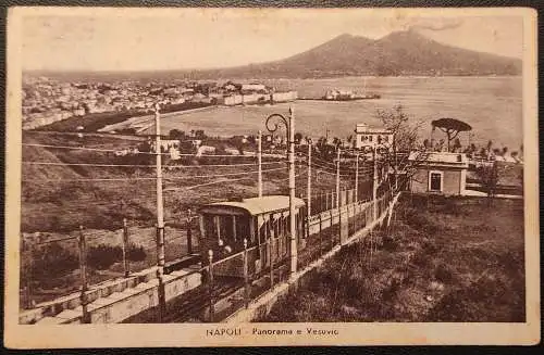 [Echtfotokarte schwarz/weiß] Neapel in Italien - Panorama mit Vesuv im Vordergrund die Bergbahn. 