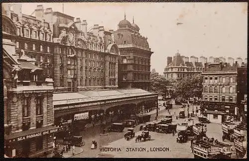 [Echtfotokarte schwarz/weiß] London in England, Victoria Station. 