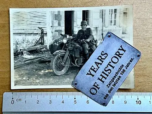 Original Foto deutscher Soldat auf Motorrad Krad mit Beiwagen in Frankreich
