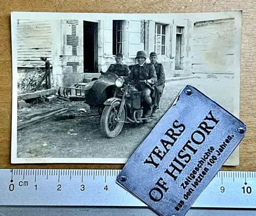 Original Foto 3 deutsche Soldaten auf Motorrad Krad mit Beiwagen in Frankreich
