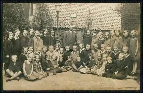 Foto AK Rees am Niederrhein 1922 Schulklasse mit Lehrer Jungs und Mädchen