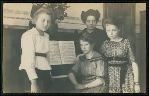 Foto AK Pensionat Maria Ząbkowice Śląskie Frankenstein Schlesien 1919 am Klavier