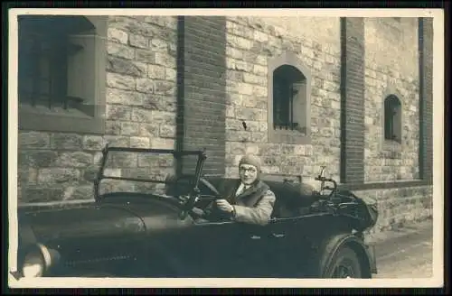 Foto AK PKW Fahrzeug Auto Oldtimer Cabrio 1936 Mann mit Haube Mütze am Steuer