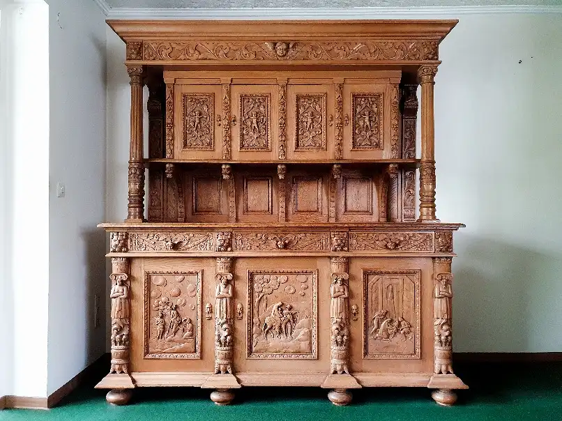 Anrichte, Säulenaufsatz-Buffet, Eiche, hell, gewachst, mit aufwendigen Schnitzereien, Historismus. 0