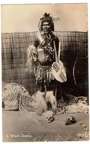 [Echtfotokarte schwarz/weiß] A Witch-Doctor (Ein Hexendoktor, war ursprünglich eine Art Heiler, der Krankheiten behandelte, von denen man annahm, dass sie durch Hexerei verursacht wurden.) Copyright N 102 - Rückseite beschrieben handschriftlich,...