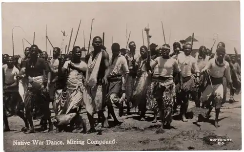 [Echtfotokarte schwarz/weiß] Native War Dance, Mining Compound. Copyright E 6. ungelaufen,  siehe Scan. 