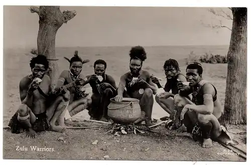 [Echtfotokarte schwarz/weiß] Zulu Warriors. Copyright R 28. ungelaufen,  siehe Scan. 