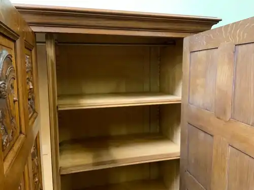 Antiker Neogotischer Kleiderschrank mit Wäschefächer - Lieferung möglich!