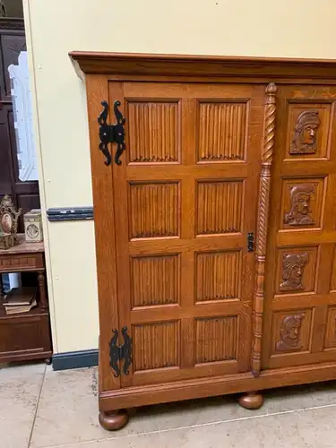 Antiker Neogotischer Kleiderschrank mit Wäschefächer - Lieferung möglich!