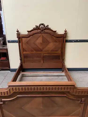 Antikes sensationelles Jugendstil Nußbaum Bett, Louis XVI - Lieferung möglich!