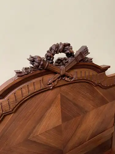 Antikes sensationelles Jugendstil Nußbaum Bett, Louis XVI - Lieferung möglich!