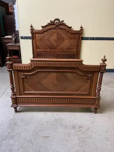 Antikes sensationelles Jugendstil Nußbaum Bett, Louis XVI - Lieferung möglich!