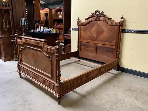 Antikes sensationelles Jugendstil Nußbaum Bett, Louis XVI - Lieferung möglich!