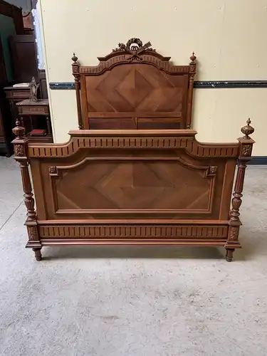 Antikes sensationelles Jugendstil Nußbaum Bett, Louis XVI - Lieferung möglich!