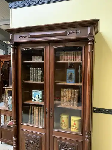 Antiker Jugendsti  Nußbaum Säulen Bücherschrank, Vitrine - Lieferung möglich!